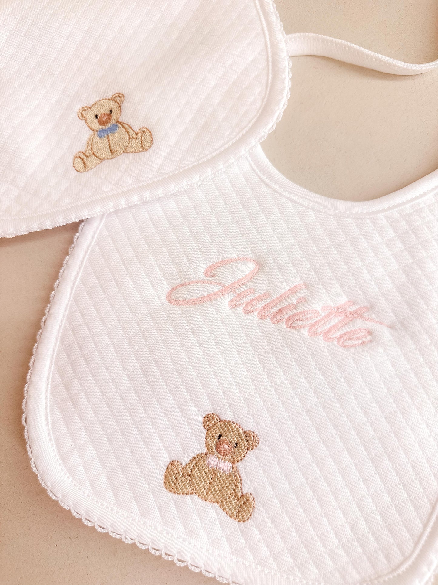 Borduren | Slabbetje Teddy met strik