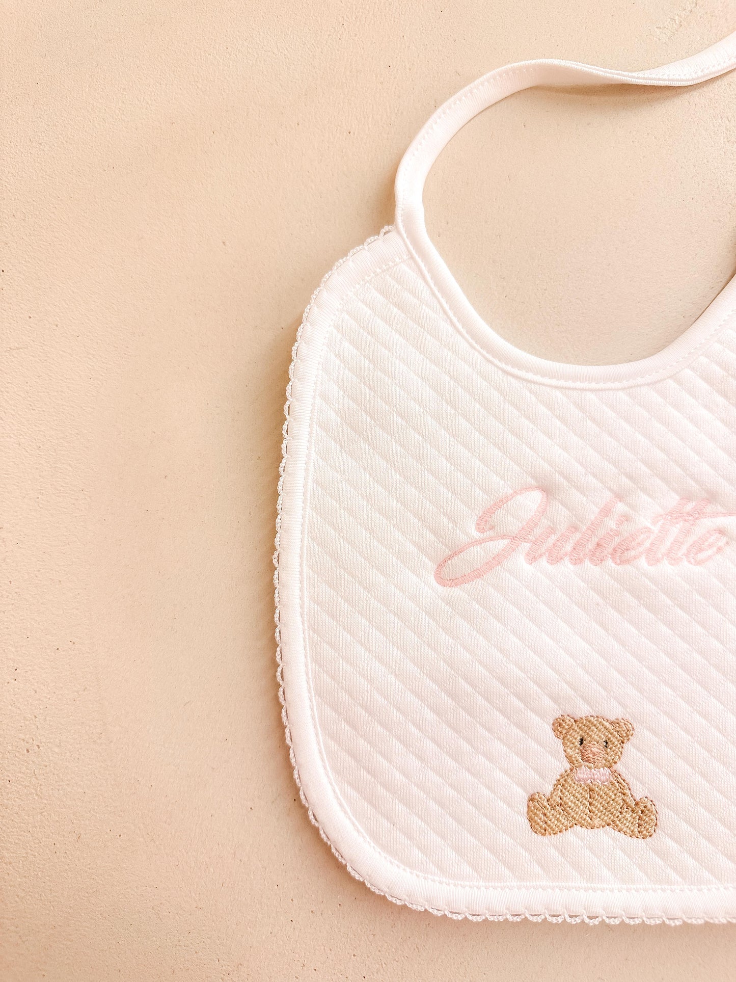 Borduren | Slabbetje Teddy met strik