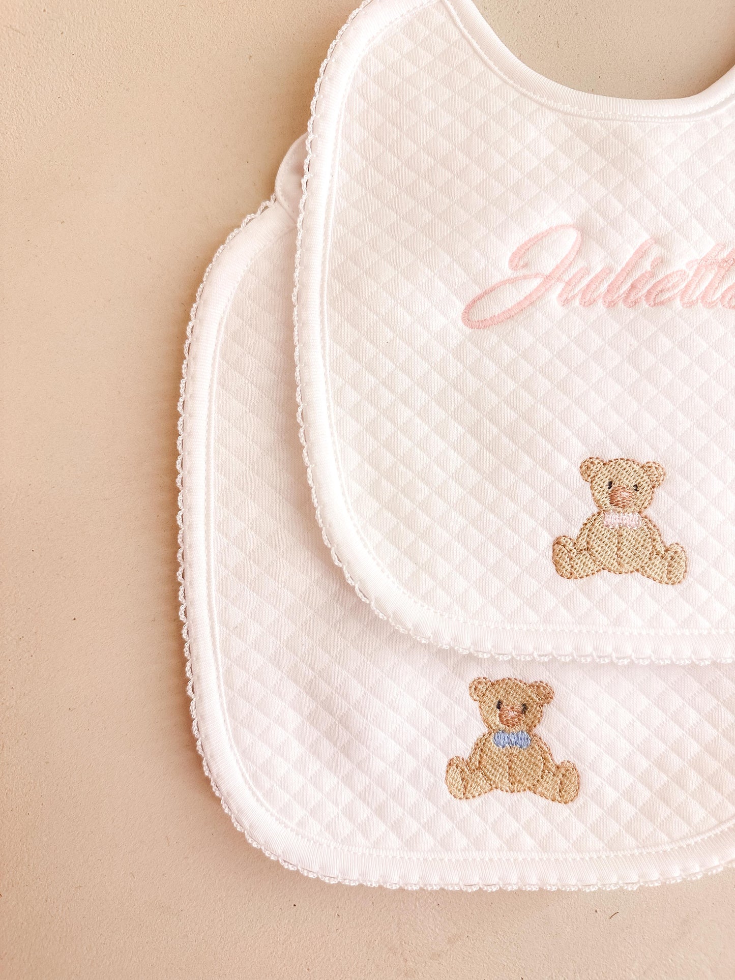 Borduren | Slabbetje Teddy met strik