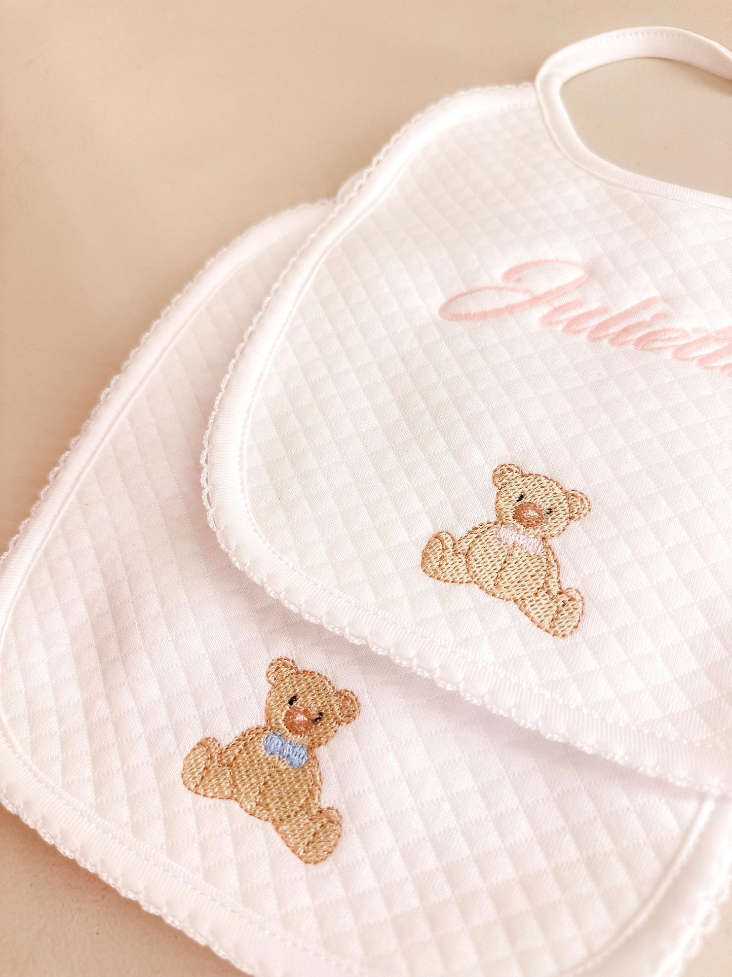 Borduren | Slabbetje Teddy met strik