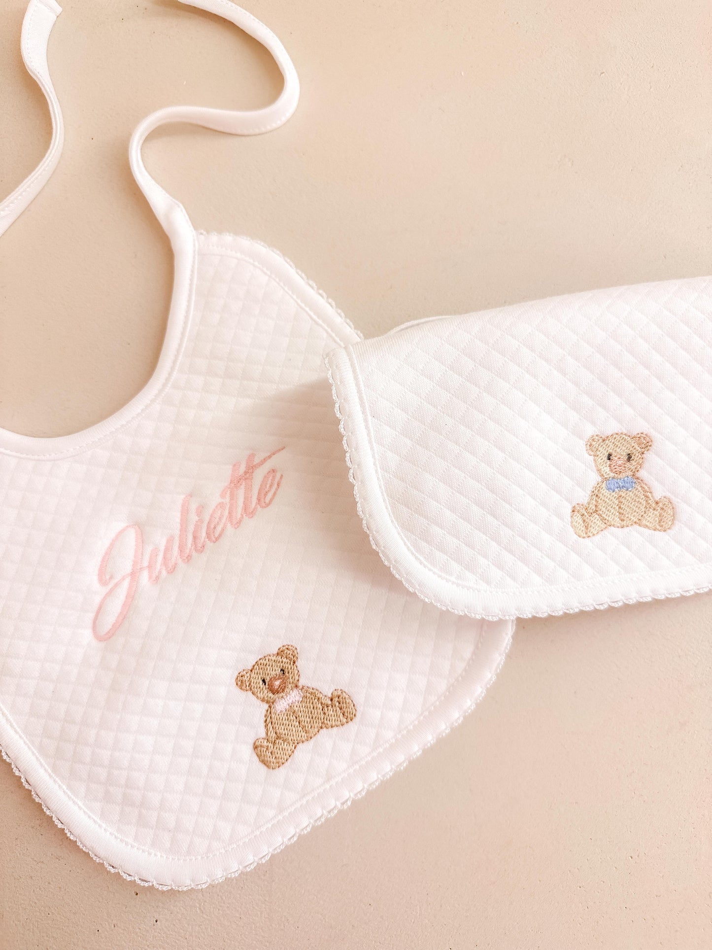 Borduren | Slabbetje Teddy met strik